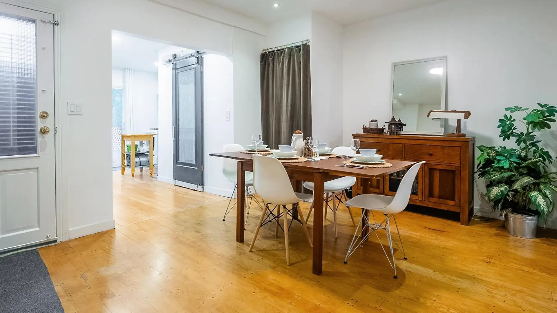 Multi-Level Townhome Close To Christie Pits Park Toronto Holiday home